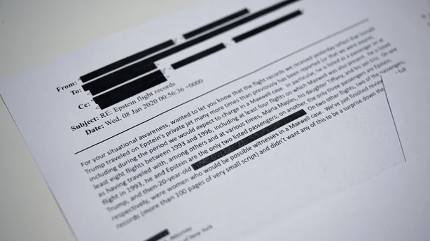 epstein filerne trump lover abenhed doj leverer sorte sider Epstein-filerne: Trump lover åbenhed – DOJ leverer sorte sider