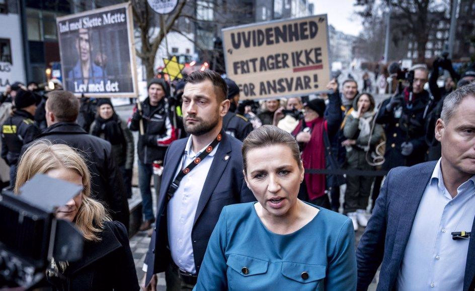 Mette Frederiksen: Elitens ansigt eller folkets fortaler? — Mette Frederiksen leder