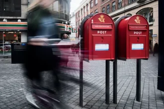 Post Nord stænger ned og brevet dør. Et essay om postens rituelle betydning og hvad vi mister når digitalis...