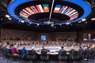 NATO ved afgrundens kant — NATO krise opløsning