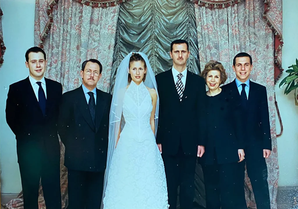 Assad bryllup med familien 1024x716.avif Assad: Tyrannens flugt efterlader kaos