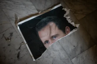 Assad flygtede fra Syrien på et russisk jet i december 2024 efter 24 år ved magten. Her er historien om tyr...