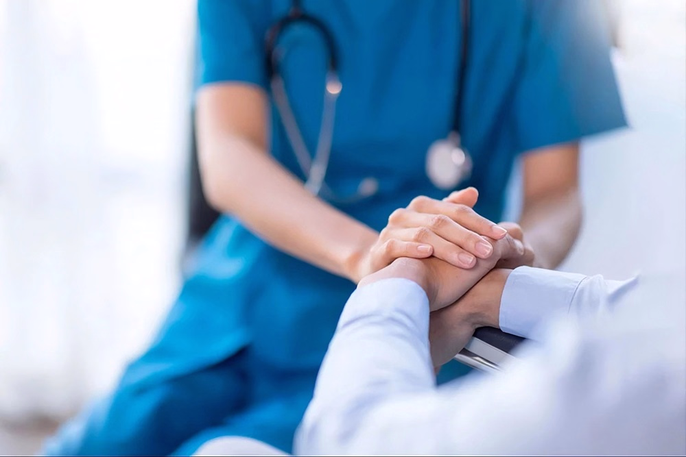 det danske sundhedssystem magt penge og patienternes plads i maskineriet Private forsikringer eksploderer: Velfærdens stille død i 2030