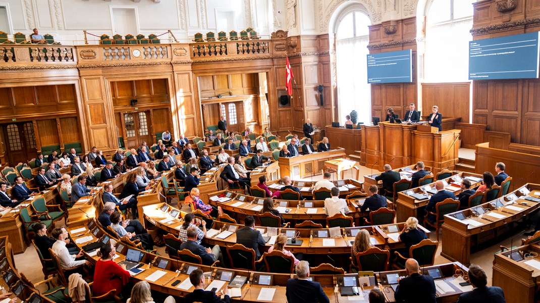 Hvordan fungerer den danske lovgivningsproces i praksis?