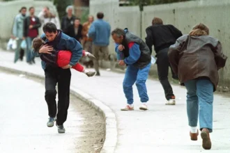 I Sarajevo i 1993 betalte vestlige turister for at skyde på civile. Det er en sand historie – og den siger ...