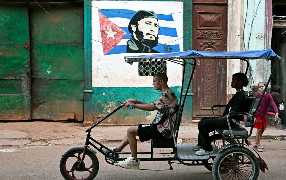 Cuba Blockade Bike Taxi Cuba æder sig selv indefra – og ingen griber ind