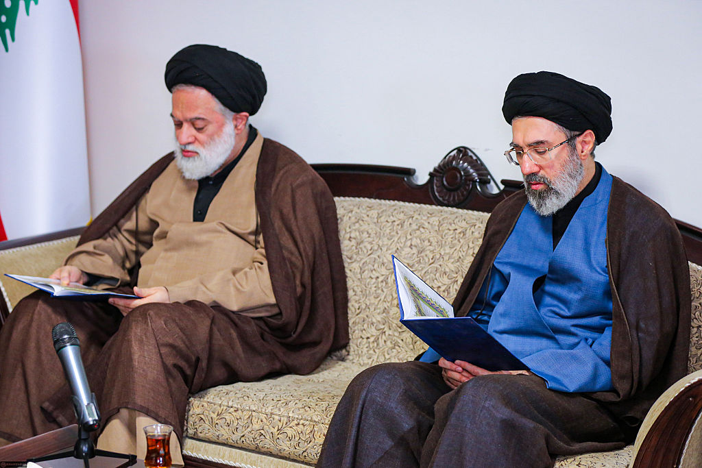 Iran vaelger arv over revolution 1 Manden fra skyggerne: Hvem er Irans nye leder egentlig?