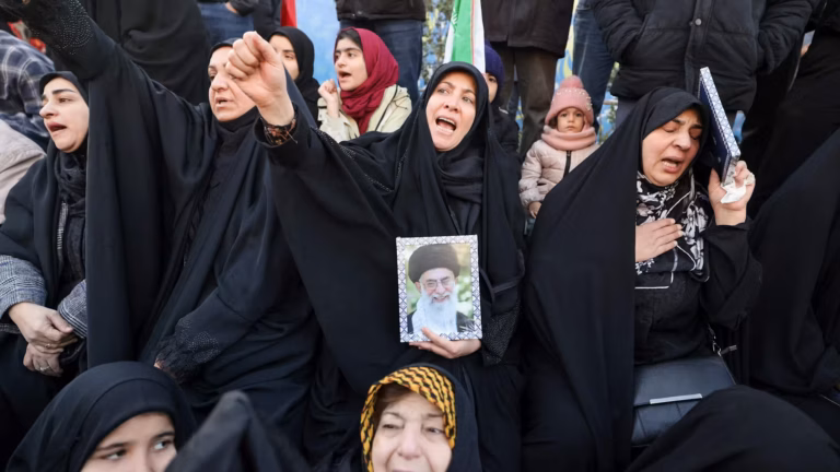 Khamenei er død – korthuset står stadig