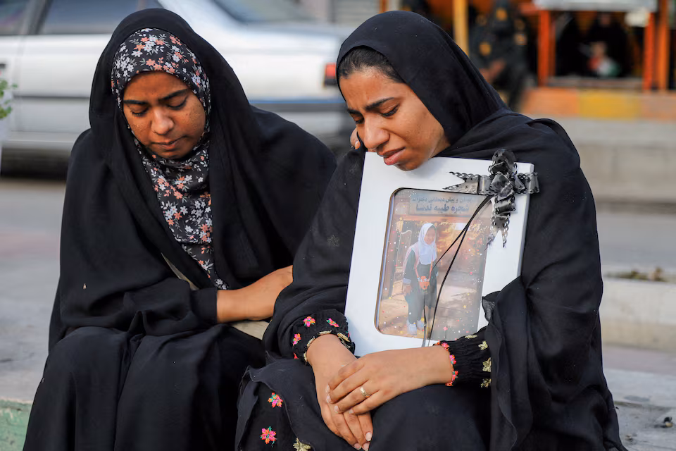 People mourn on the day of the funeral of the victims following a strike on a school in Minab Bomberne falder – men hvem samler Iran op bagefter?