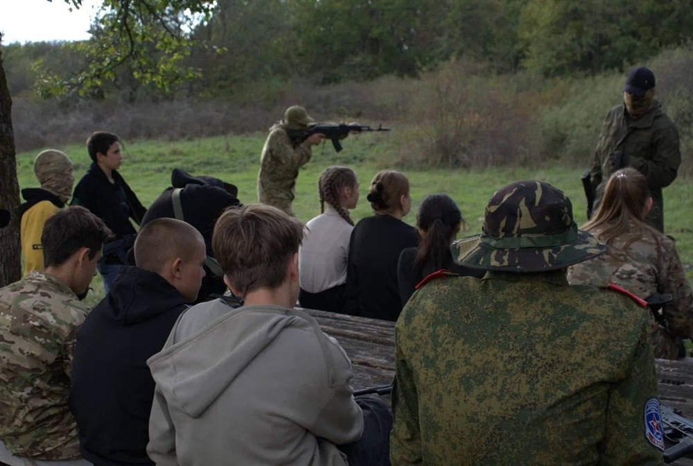 Russiske teenagere våbentræning Kremls børnesoldater
