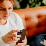 Du scroller dig selv ud af arbejdsmarkedet