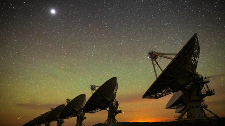 Hvorfor tier universet stadig?