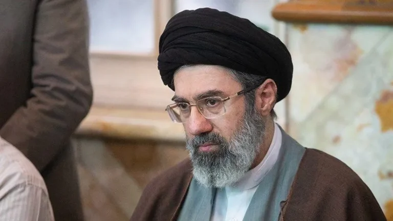 Manden fra skyggerne: Hvem er Irans nye leder egentlig?