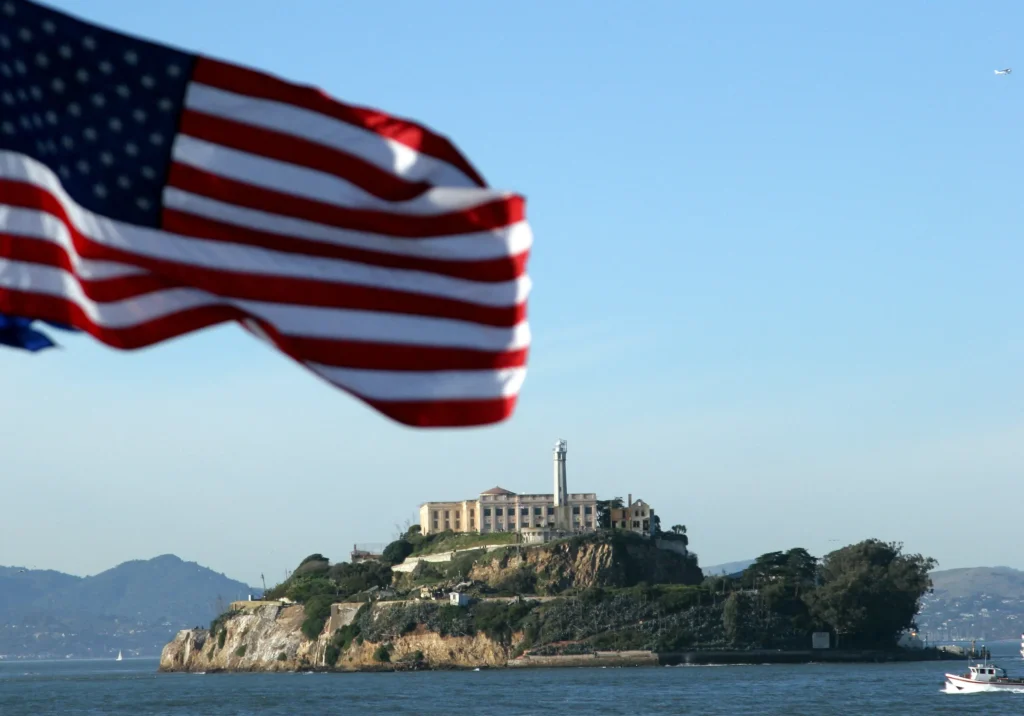 Alcatraz genåbner som fængsel: Trumps symbol på hårdere straffepolitik