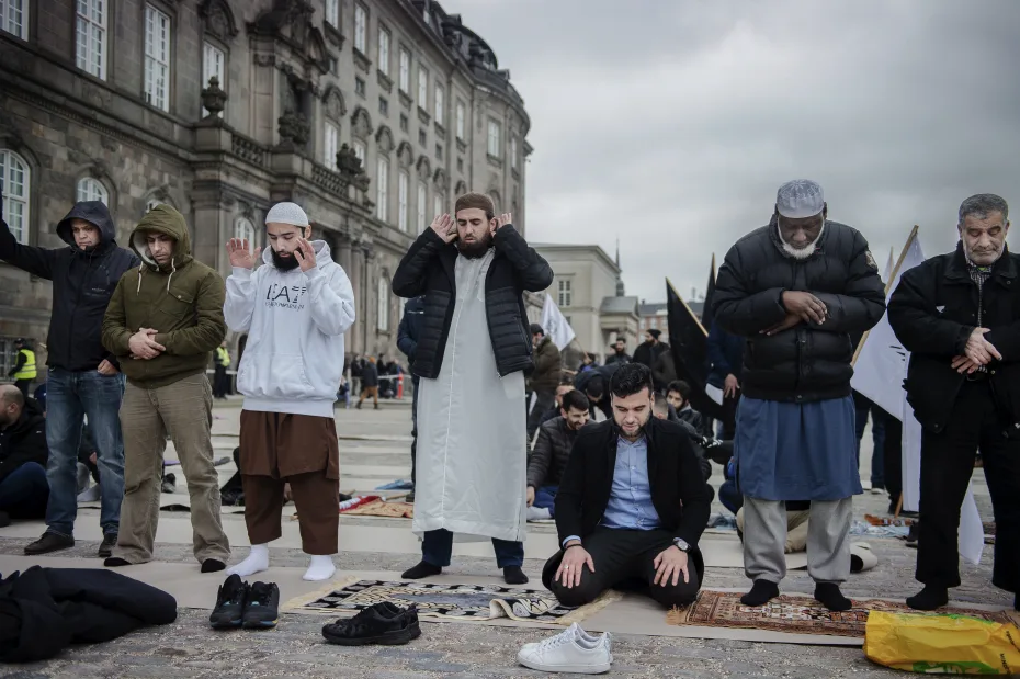 Islam bøn foran børsen Muslimernes Fællesråds årsrapport er ikke forskning – det er et politisk kampskrift