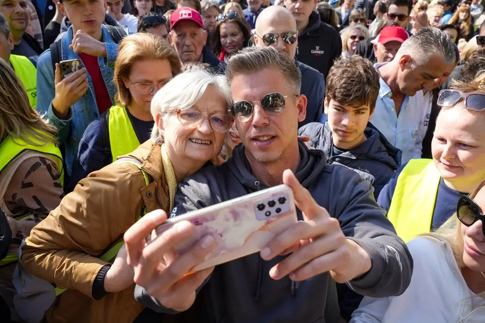 Magyar Peter selfie Ungarn efter Orbán