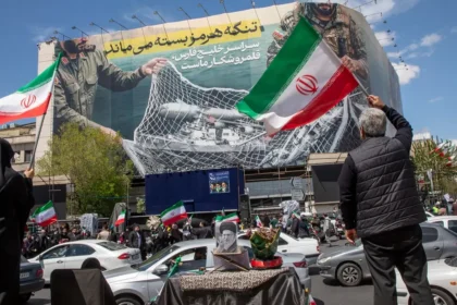 Iran-krigen er på pause – ikke slut. Våbenhvilen er forlænget, men ingen har løst noget. Hvad sker der når ...