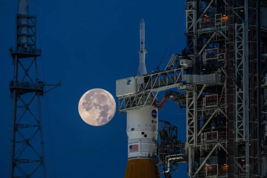 Artemis 3 skal lande på Månen – men NASA er totalt afhængig af SpaceX og Blue Origin. Hvad sker der når det...