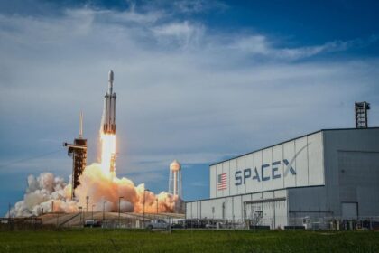 SpaceX børsnoteres og private investorer strømmer til. Men er det verdens dyreste lotteriseddel – eller en ...
