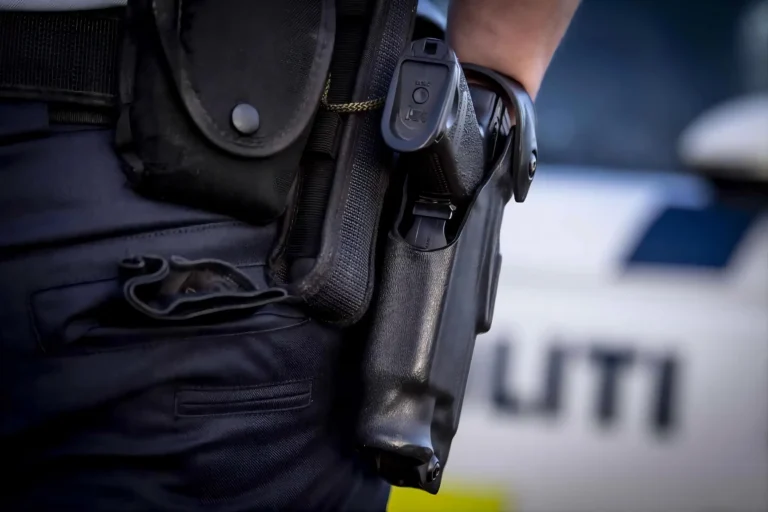 Politibetjent efterlod skarpladt tjenestepistol på tankstation – sagen er lukket