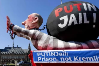 ICC har udstedt arrestordre på Putin. Men hvem håndhæver den? Extra Fokus gennemgår de juridiske og politis...