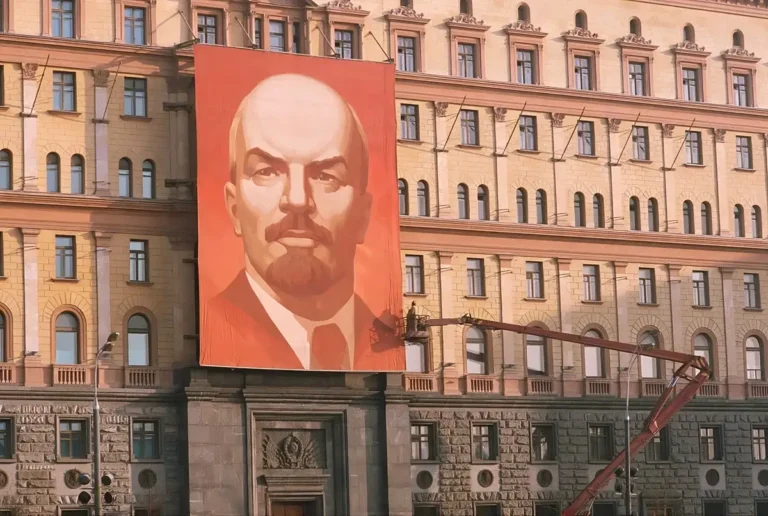 Putin sletter historien – sten for sten