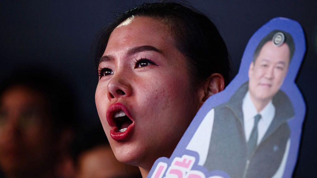 Thailand prime minister on a poster Thaksin er ude. Demokratiet sidder stadig inde