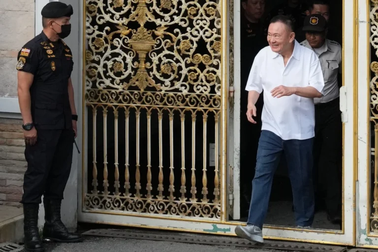 Thaksin er ude. Demokratiet sidder stadig inde