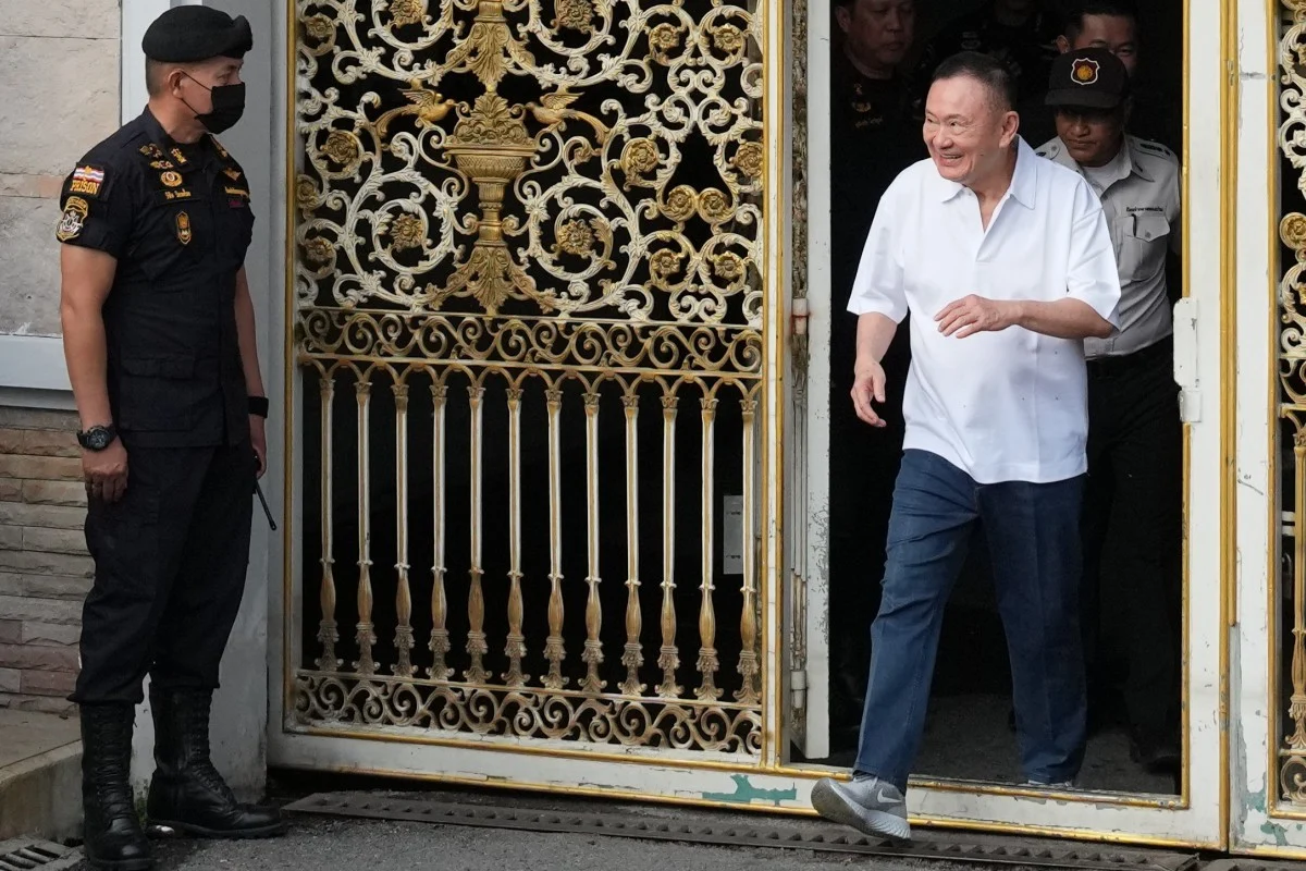 Thaksin er ude af fængslet men Thailands demokrati sidder stadig inde. Milliardæren er fri – men systemet d...