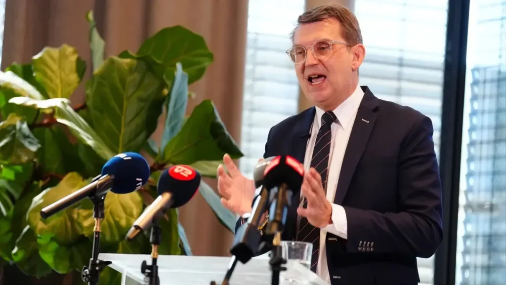 Troels Lund VLAK er tilbage efter historiens længste forhandlinger. Men ingen lærte noget – de samme spændinger der spr...