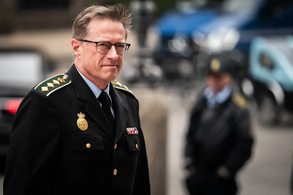 Politiet truer borgere til tavshed