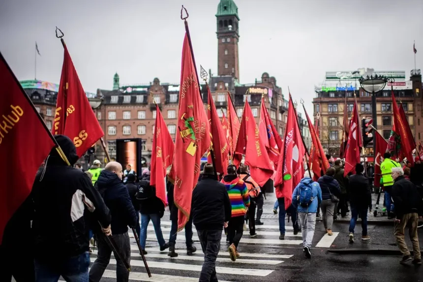 Fagforeningerne har millioner at give væk – og politiske partier at give dem til. En undersøgelse af LO-pen...