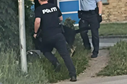 Brutal anholdelse i Aarhus: Betjent sparker liggende mand i hovedet