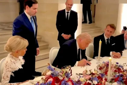 Trump underskrev fredsaftale med Iran. Ironien er ikke til at overse.
