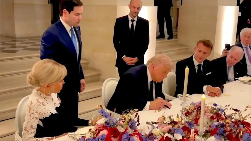 Trump underskrev fredsaftale med Iran. Ironien er ikke til at overse.
