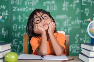 Skolen lærer børn at svare rigtigt, ikke at tænke selv
